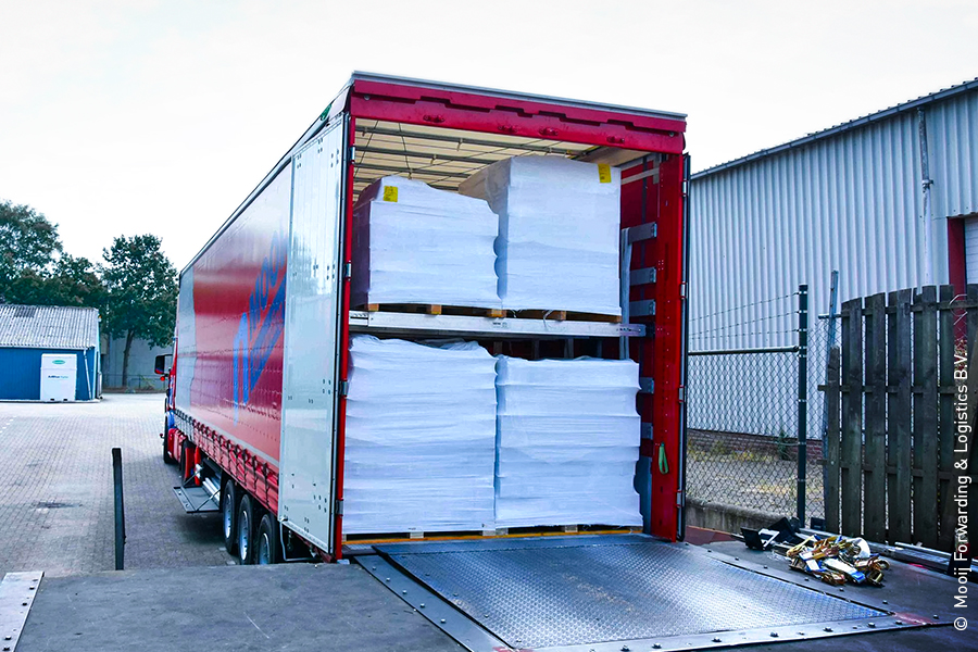 Kamion s dvostrukom podlogom za utovar tvrtke Mooij Forwarding & Logistics B.V.