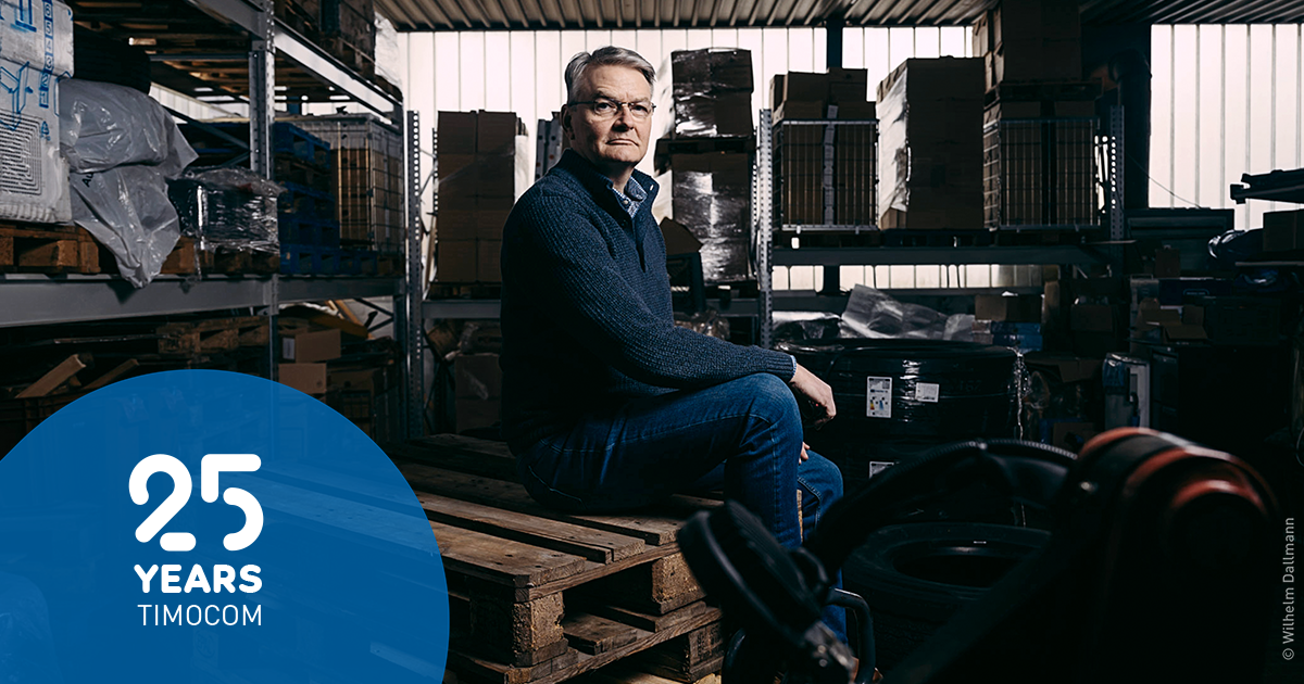 Wilhelm Dallmann, direktor tvrtke Dallmaco Speditionsges. mbH, sjedi u svom skladištu okružen visokim policama i paletama.